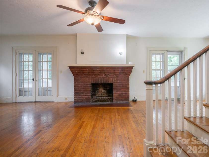 174 Pearson Drive, Asheville, NC 28801.  MLS# CAR4408400, YatesRealty ID 40150. 