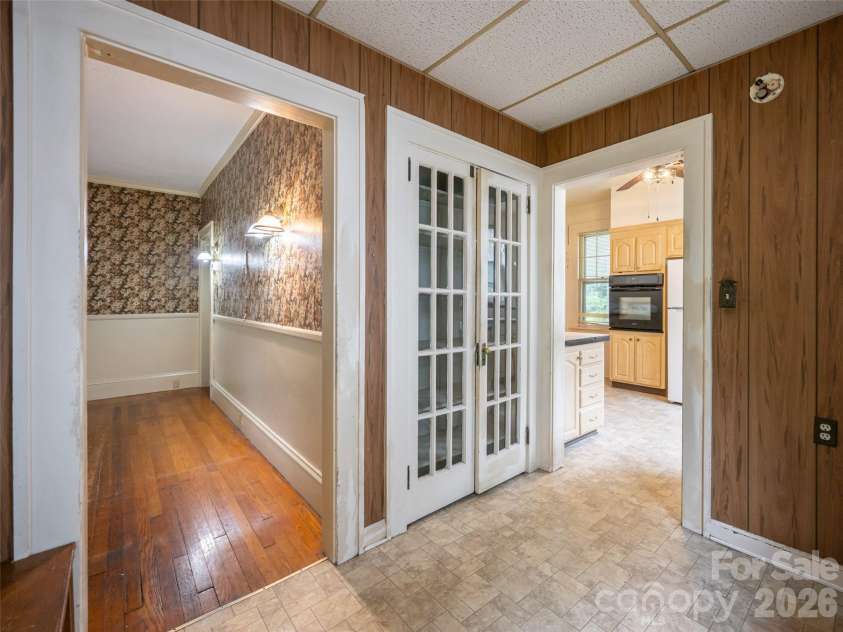 174 Pearson Drive, Asheville, NC 28801.  MLS# CAR4408400, YatesRealty ID 40150. 