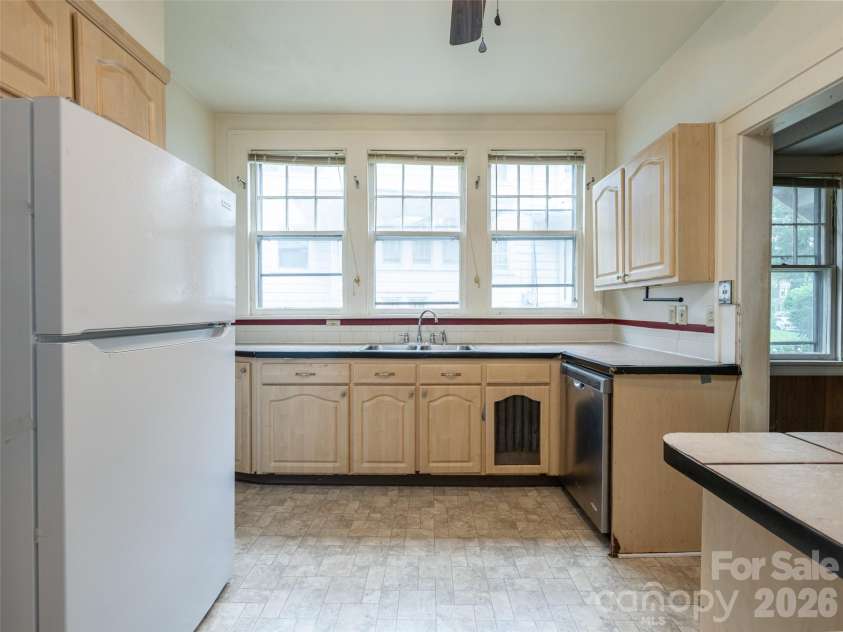 174 Pearson Drive, Asheville, NC 28801.  MLS# CAR4408400, YatesRealty ID 40150. 