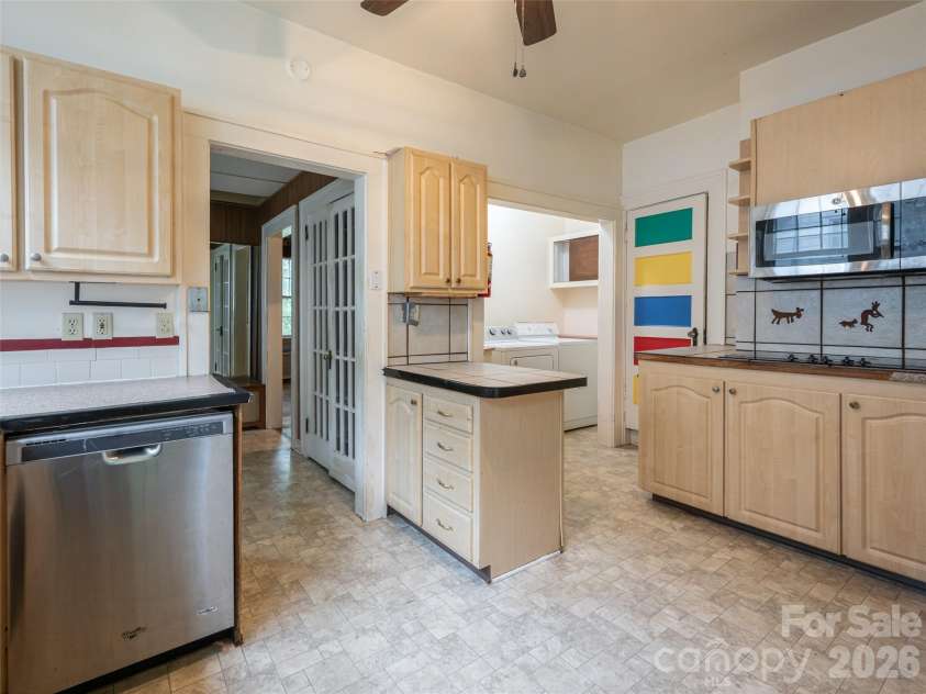174 Pearson Drive, Asheville, NC 28801.  MLS# CAR4408400, YatesRealty ID 40150. 