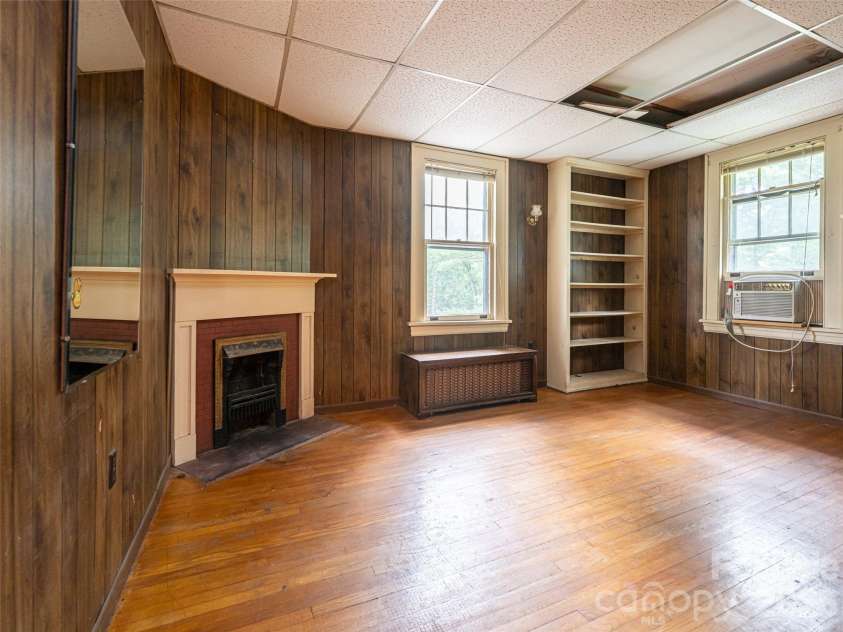 174 Pearson Drive, Asheville, NC 28801.  MLS# CAR4408400, YatesRealty ID 40150. 