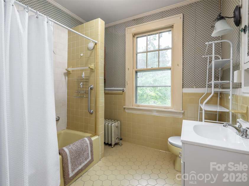 174 Pearson Drive, Asheville, NC 28801.  MLS# CAR4408400, YatesRealty ID 40150. 