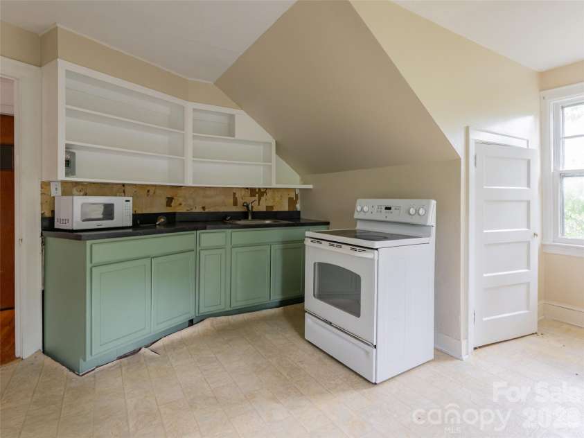 174 Pearson Drive, Asheville, NC 28801.  MLS# CAR4408400, YatesRealty ID 40150. 