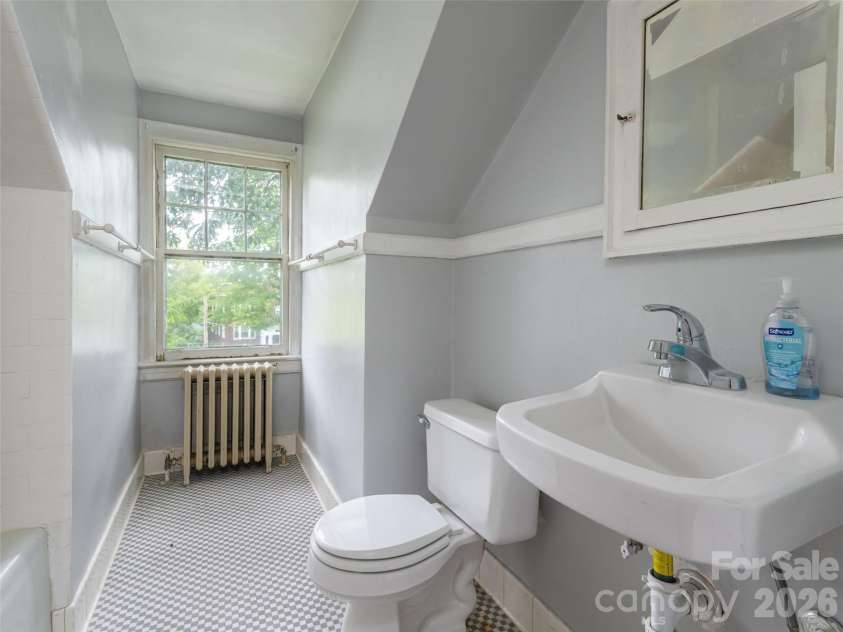 174 Pearson Drive, Asheville, NC 28801.  MLS# CAR4408400, YatesRealty ID 40150. 
