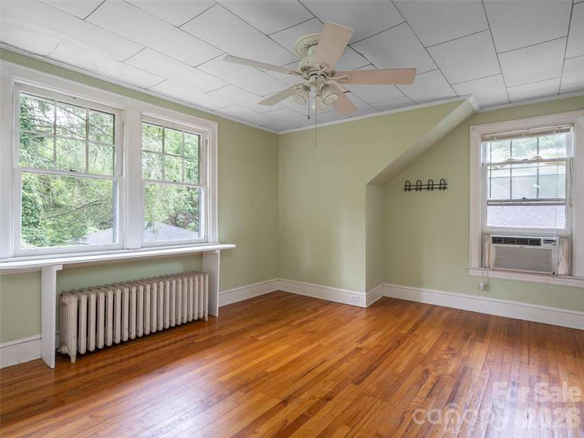 174 Pearson Drive, Asheville, NC 28801.  MLS# CAR4408400, YatesRealty ID 40150. 