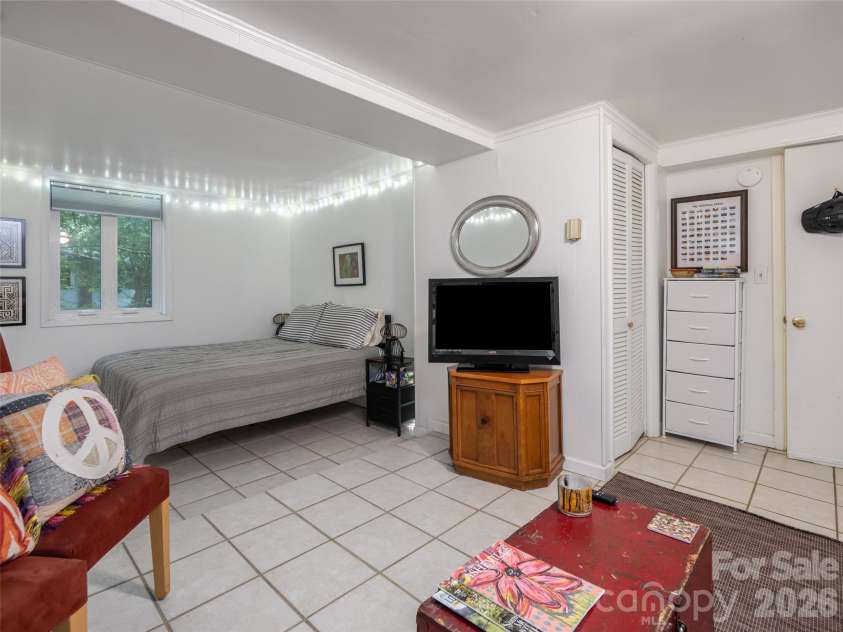 174 Pearson Drive, Asheville, NC 28801.  MLS# CAR4408400, YatesRealty ID 40150. 