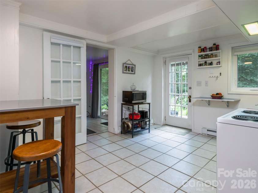 174 Pearson Drive, Asheville, NC 28801.  MLS# CAR4408400, YatesRealty ID 40150. 