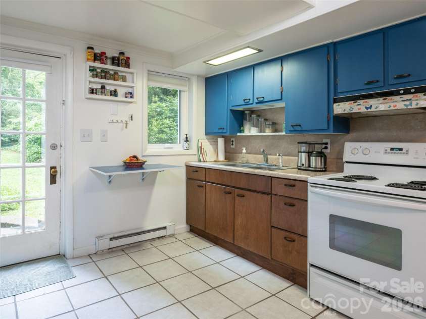 174 Pearson Drive, Asheville, NC 28801.  MLS# CAR4408400, YatesRealty ID 40150. 