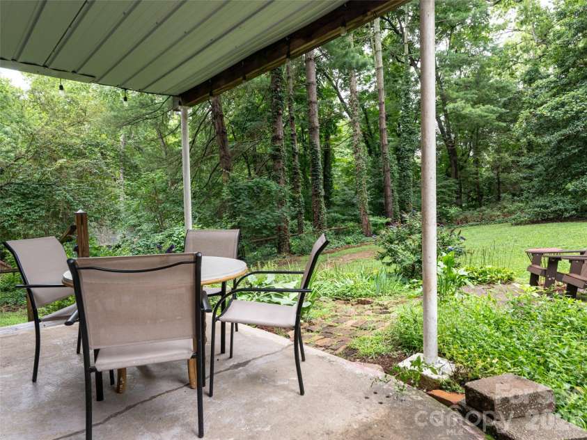 174 Pearson Drive, Asheville, NC 28801.  MLS# CAR4408400, YatesRealty ID 40150. 