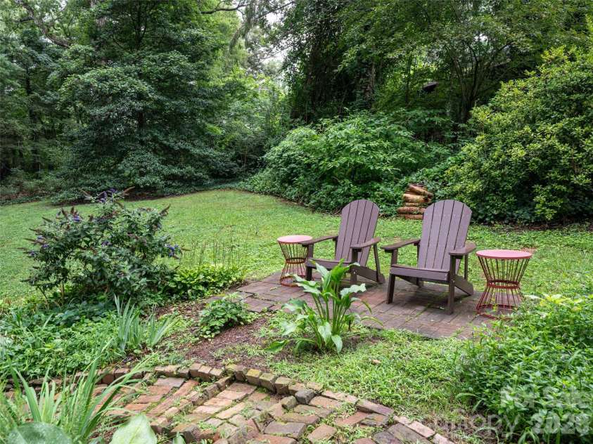 174 Pearson Drive, Asheville, NC 28801.  MLS# CAR4408400, YatesRealty ID 40150. 