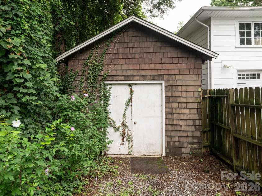 174 Pearson Drive, Asheville, NC 28801.  MLS# CAR4408400, YatesRealty ID 40150. 