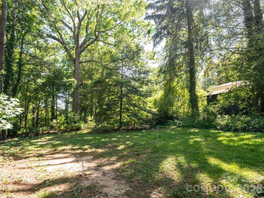 174 Pearson Drive, Asheville, NC 28801.  MLS# CAR4408400, YatesRealty ID 40150. 