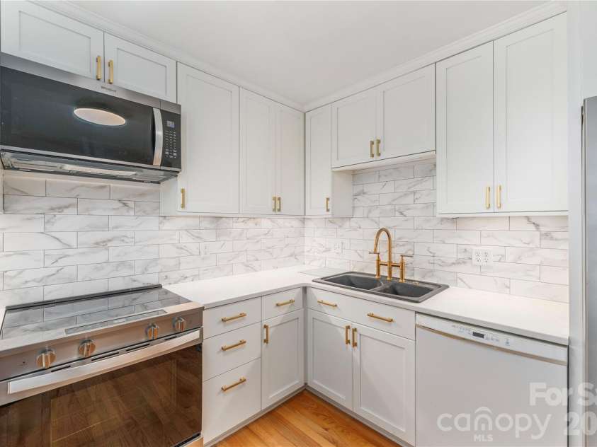 30 Maple Ridge Lane, Asheville, NC 28806.  MLS# CAR4408077, YatesRealty ID 40151. 