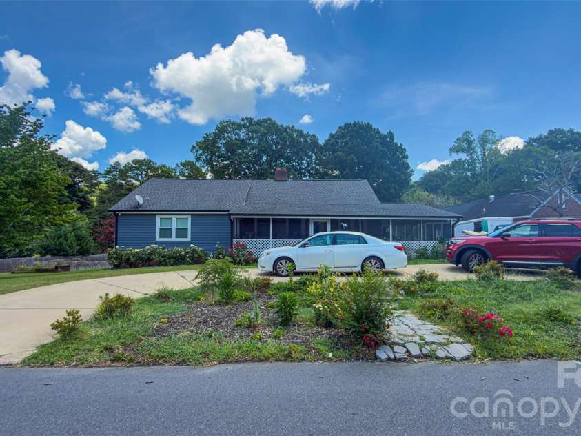 408 Oakdale Street, Gastonia, NC 28054.  MLS# CAR4402429, YatesRealty ID 40152. 