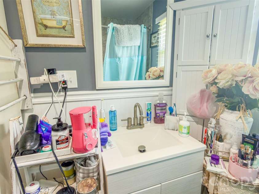408 Oakdale Street, Gastonia, NC 28054.  MLS# CAR4402429, YatesRealty ID 40152. 