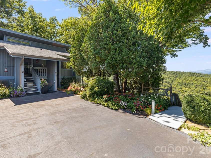 298 Tinequa Drive, Brevard, NC 28712.  MLS# CAR4407943, YatesRealty ID 40153. 