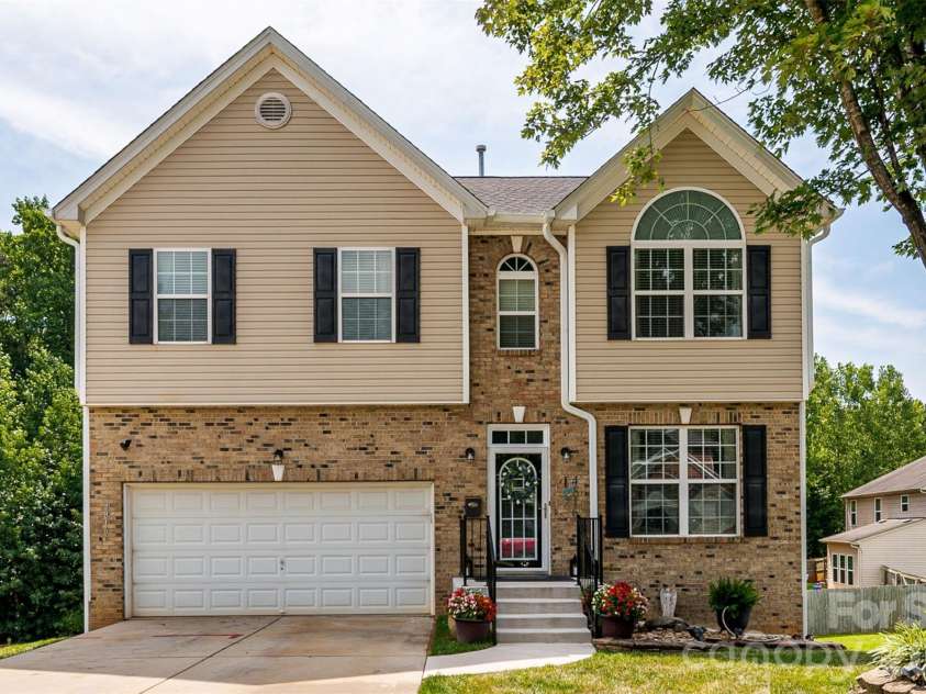 4816 Eagle Creek Drive, Charlotte, NC 28269.  MLS# CAR4405607, YatesRealty ID 40156. 