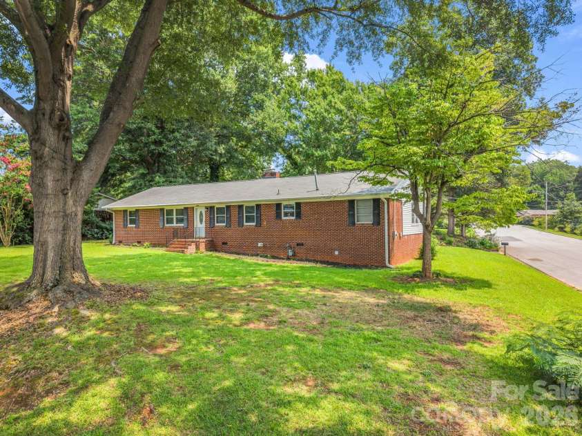 2044 Helen Drive, Gastonia, NC 28054.  MLS# CAR4407254, YatesRealty ID 40159. 