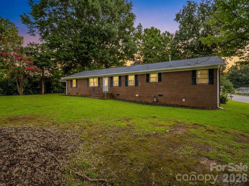 2044 Helen Drive, Gastonia, NC 28054.  MLS# CAR4407254, YatesRealty ID 40159. 