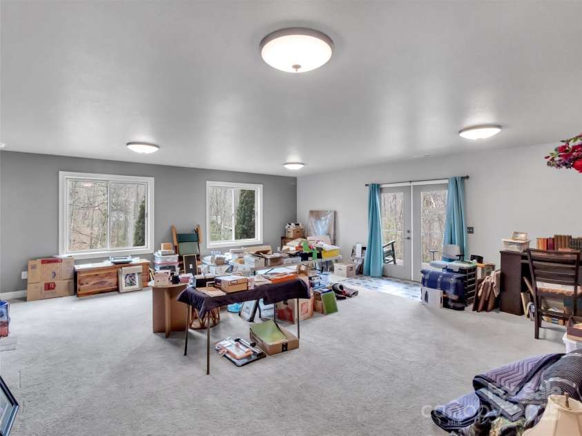 178 Sapphire Place, Clyde, NC 28721.  MLS# CAR4235049, YatesRealty ID 4016. Enormous Family Room/Studio/ Work Area
