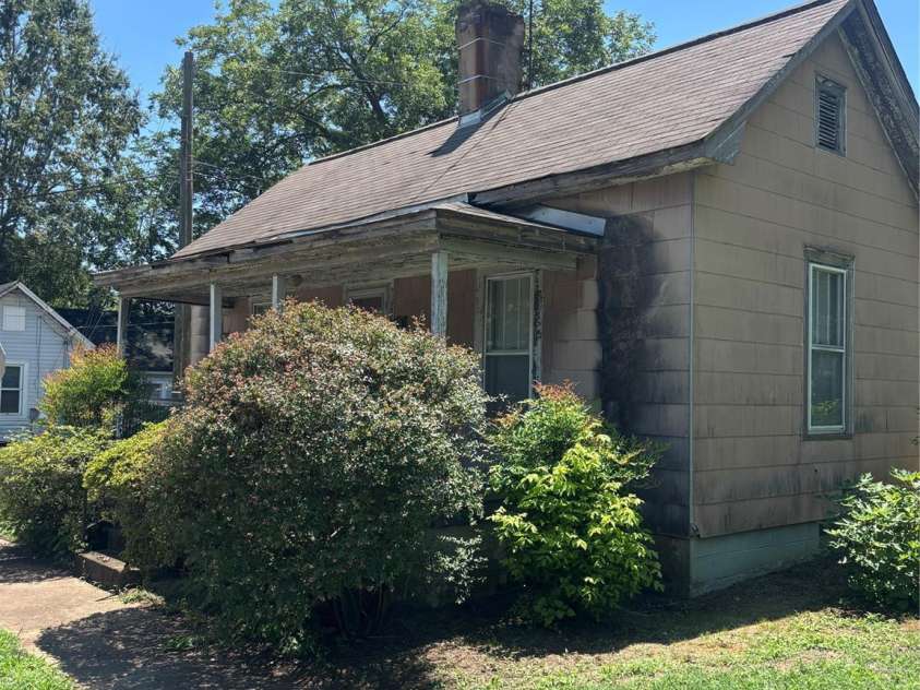130 Crawford Street, Salisbury, NC 28144.  MLS# CAR4408316, YatesRealty ID 40162. 