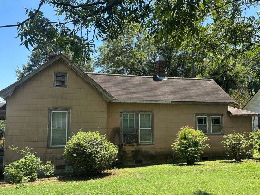 130 Crawford Street, Salisbury, NC 28144.  MLS# CAR4408316, YatesRealty ID 40162. 