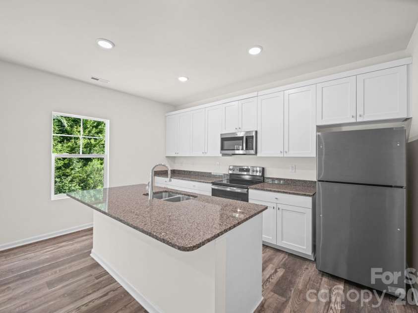 7809 Lane Drive, Charlotte, NC 28212.  MLS# CAR4395836, YatesRealty ID 40163. Kitcheb=n