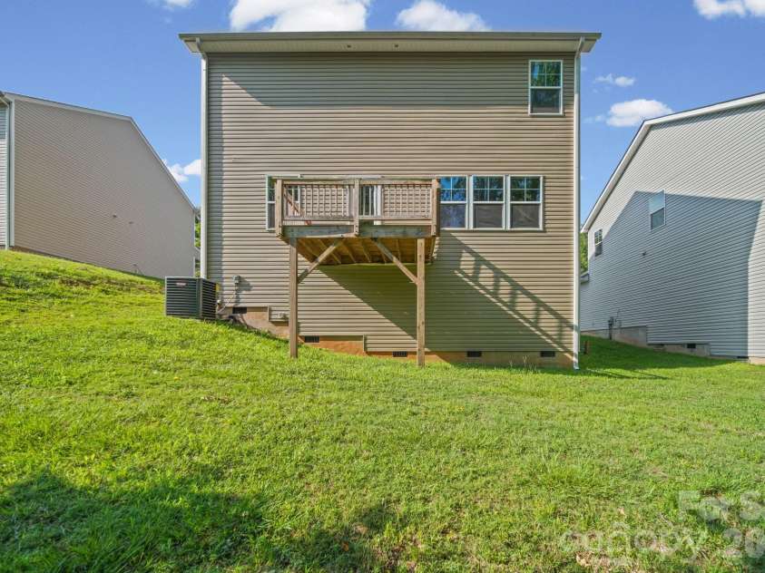 7813 Lane Drive, Charlotte, NC 28212.  MLS# CAR4395840, YatesRealty ID 40164. Backyard
