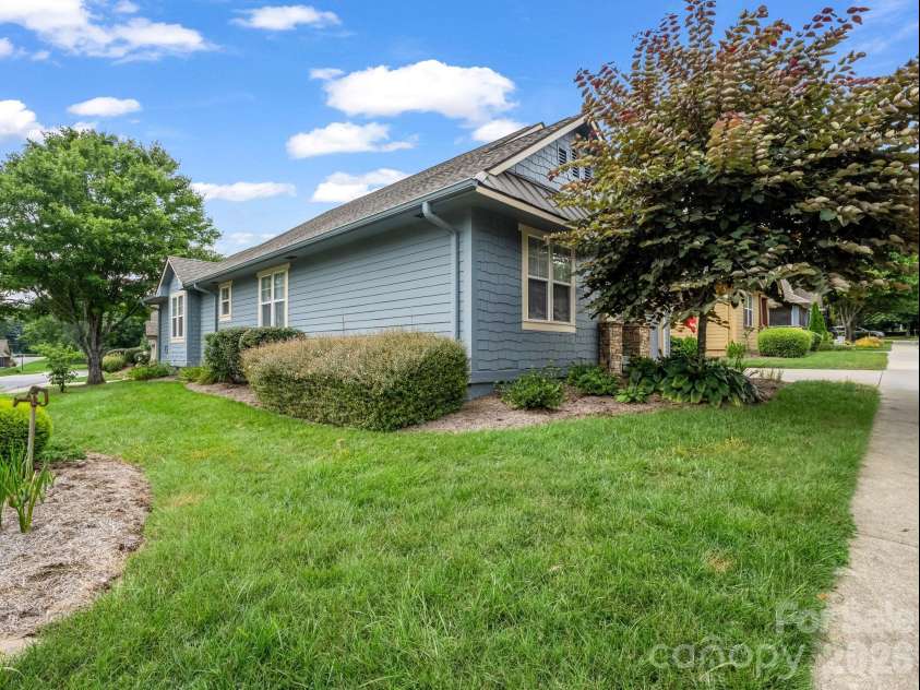 27 Gray Wolf Lane, Hendersonville, NC 28792.  MLS# CAR4285060, YatesRealty ID 4017. 