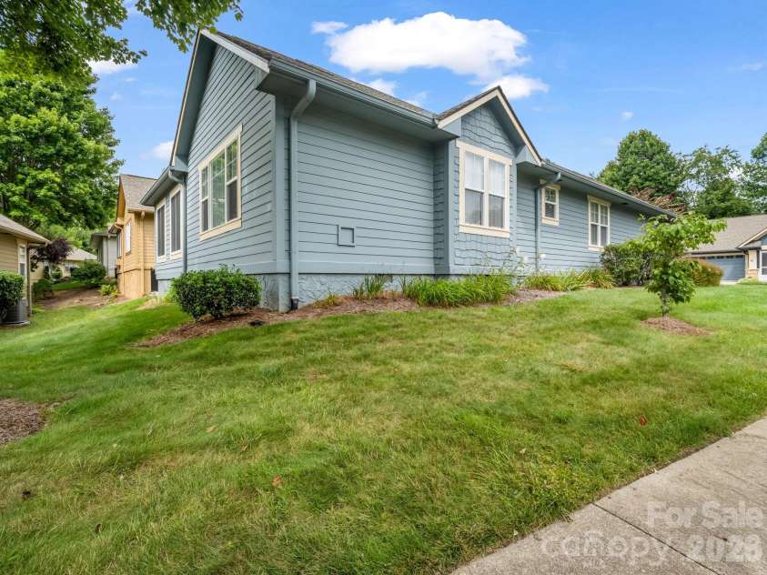 27 Gray Wolf Lane, Hendersonville, NC 28792.  MLS# CAR4285060, YatesRealty ID 4017. Corner/End Cottage