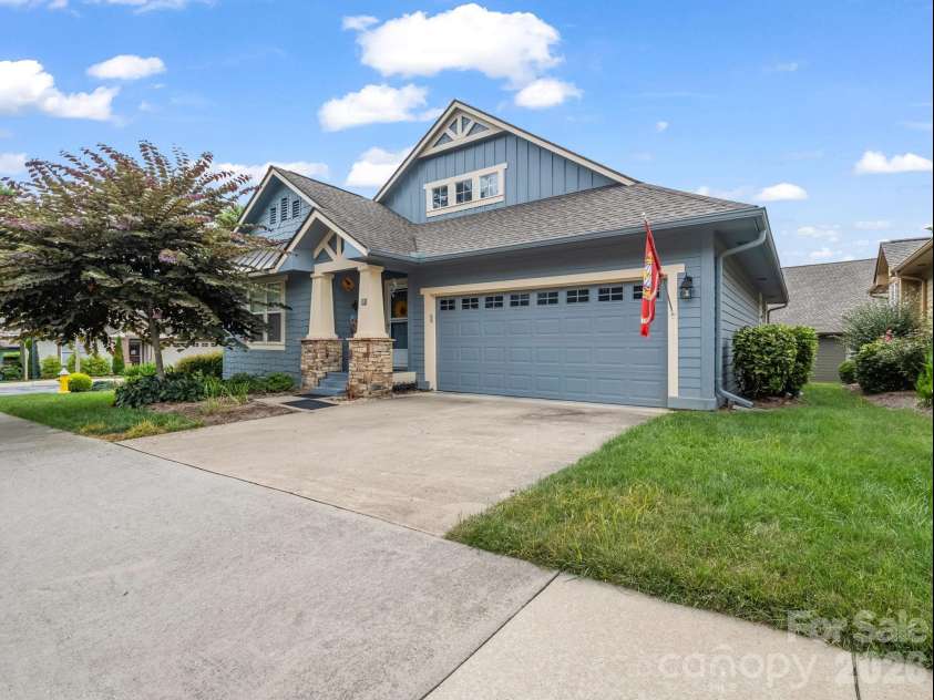 27 Gray Wolf Lane, Hendersonville, NC 28792.  MLS# CAR4285060, YatesRealty ID 4017. End Cottage
