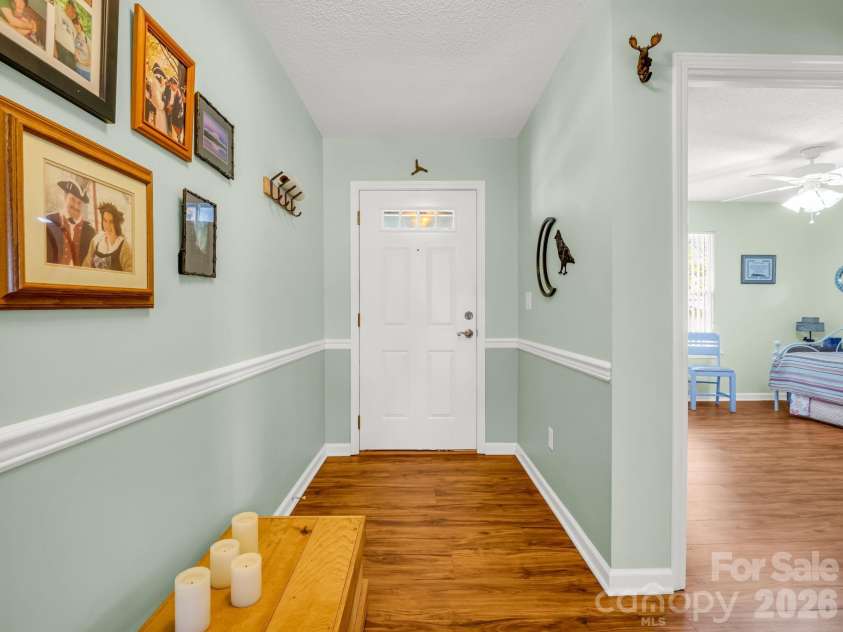 27 Gray Wolf Lane, Hendersonville, NC 28792.  MLS# CAR4285060, YatesRealty ID 4017. Foyer/Entrance