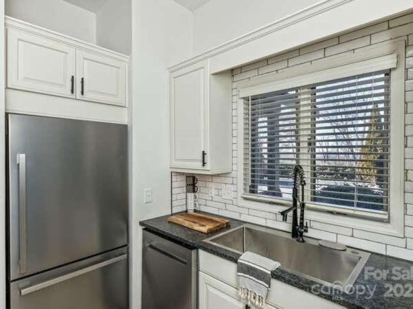 426 Windswept Drive, Asheville, NC 28801.  MLS# CAR4299787, YatesRealty ID 40185. 