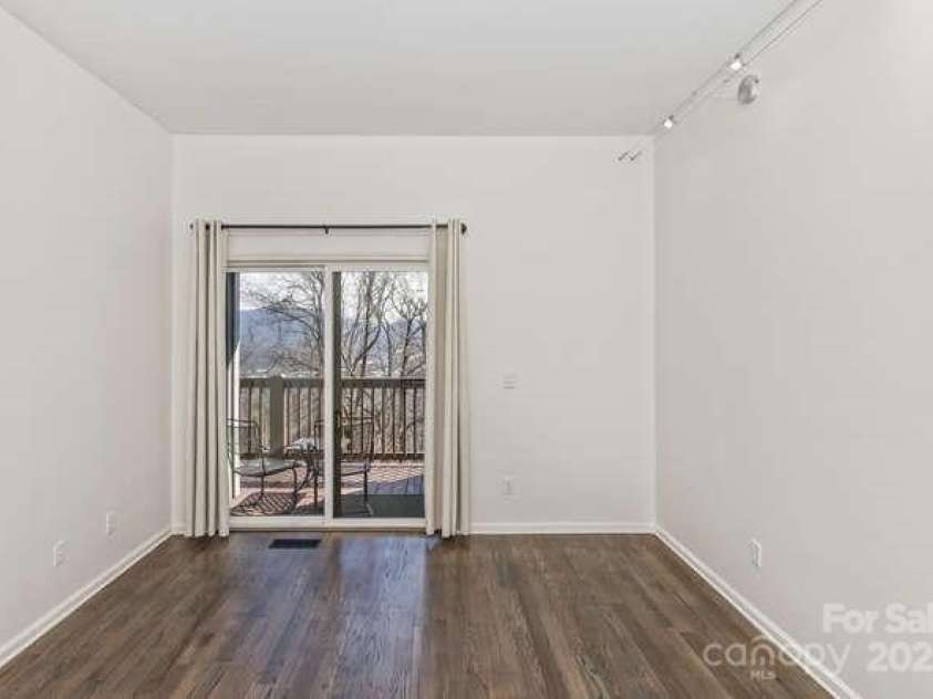 426 Windswept Drive, Asheville, NC 28801.  MLS# CAR4299787, YatesRealty ID 40185. BEAUTIFUL REFINISHED SOLID OAK FLOORING THROUGHOUT 