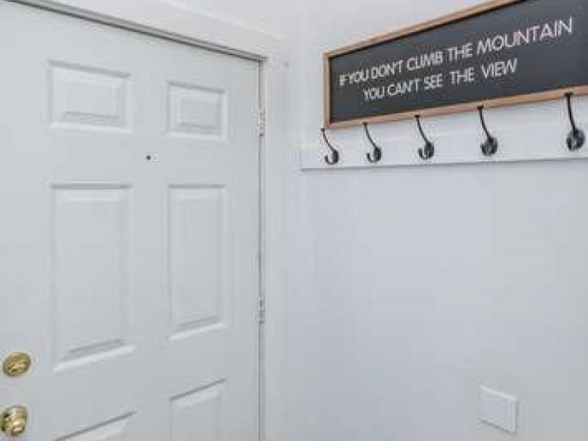 426 Windswept Drive, Asheville, NC 28801.  MLS# CAR4299787, YatesRealty ID 40185. ENTRY HALL