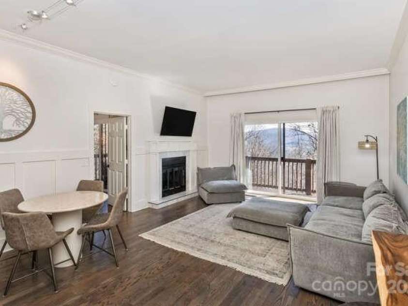 426 Windswept Drive, Asheville, NC 28801.  MLS# CAR4299787, YatesRealty ID 40185. GREAT ROOM