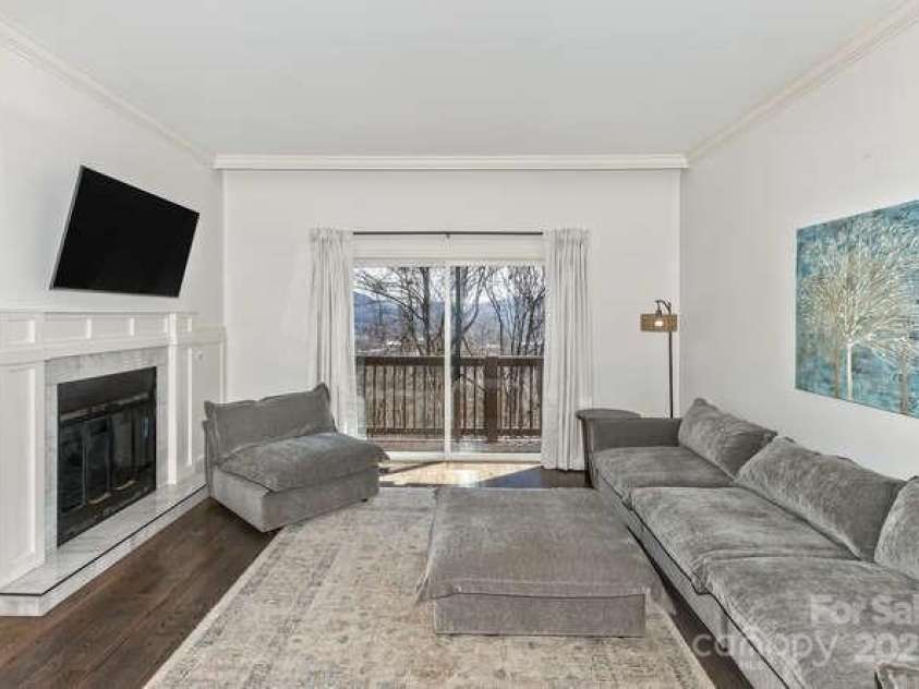 426 Windswept Drive, Asheville, NC 28801.  MLS# CAR4299787, YatesRealty ID 40185. GREAT ROOM