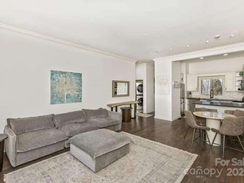 426 Windswept Drive, Asheville, NC 28801.  MLS# CAR4299787, YatesRealty ID 40185. GREAT ROOM LOOKING INTO KITCHEN 