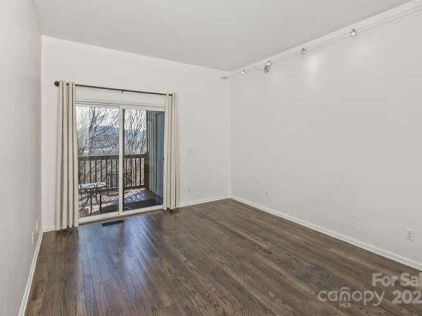 426 Windswept Drive, Asheville, NC 28801.  MLS# CAR4299787, YatesRealty ID 40185. GUEAT BEDROOM RIGHT SIDE OF THE CONDO 