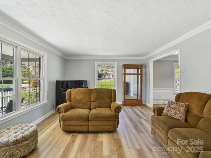 1231 Ashby Lane, Hendersonville, NC 28791.  MLS# CAR4237411, YatesRealty ID 4019. 