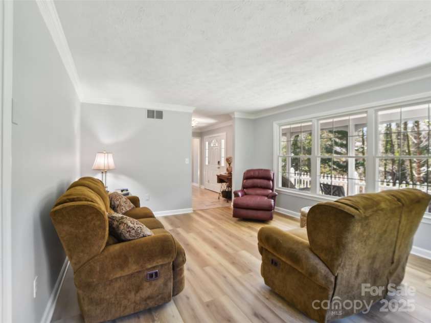 1231 Ashby Lane, Hendersonville, NC 28791.  MLS# CAR4237411, YatesRealty ID 4019. 