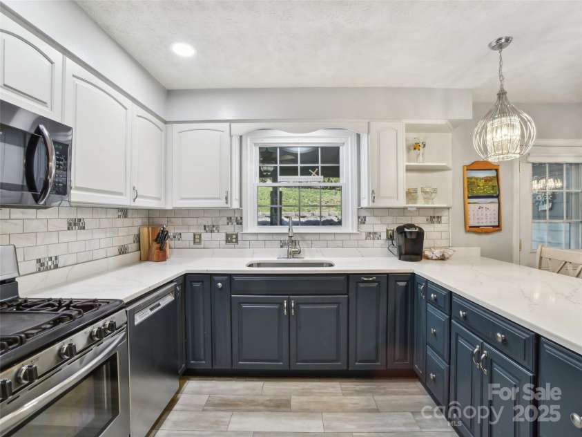 1231 Ashby Lane, Hendersonville, NC 28791.  MLS# CAR4237411, YatesRealty ID 4019. 