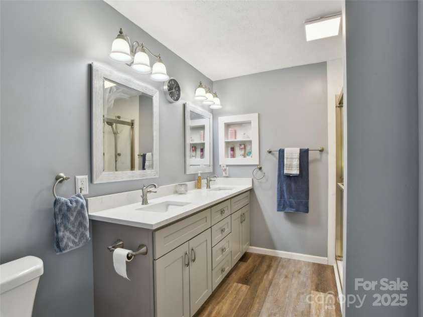 1231 Ashby Lane, Hendersonville, NC 28791.  MLS# CAR4237411, YatesRealty ID 4019. 