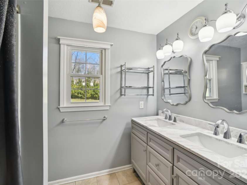 1231 Ashby Lane, Hendersonville, NC 28791.  MLS# CAR4237411, YatesRealty ID 4019. 