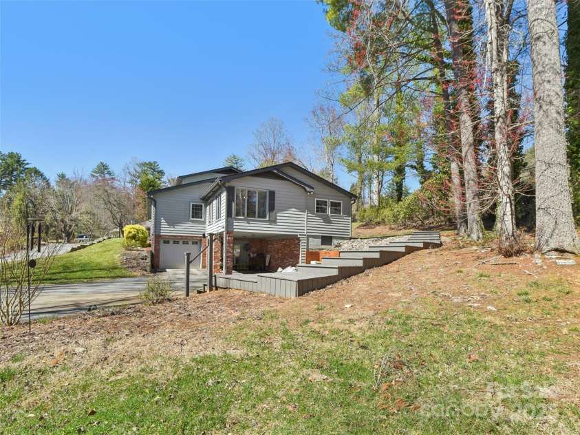 1231 Ashby Lane, Hendersonville, NC 28791.  MLS# CAR4237411, YatesRealty ID 4019. 