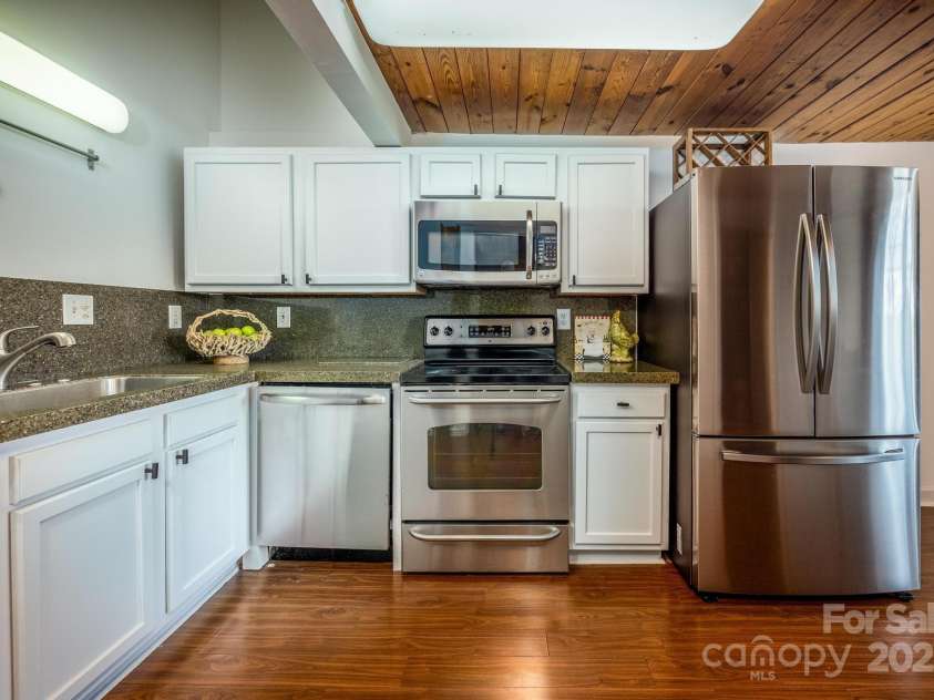 201 Hoskins Road, Charlotte, NC 28208.  MLS# CAR4215789, YatesRealty ID 402. Kitchen