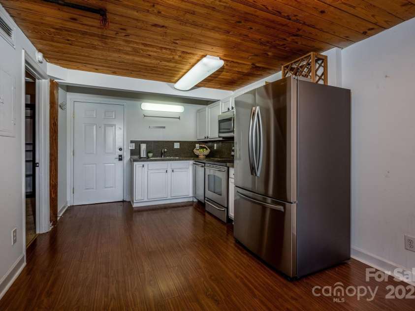 201 Hoskins Road, Charlotte, NC 28208.  MLS# CAR4215789, YatesRealty ID 402. Kitchen