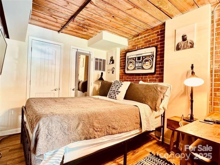 201 Hoskins Road, Charlotte, NC 28208.  MLS# CAR4247526, YatesRealty ID 402. 