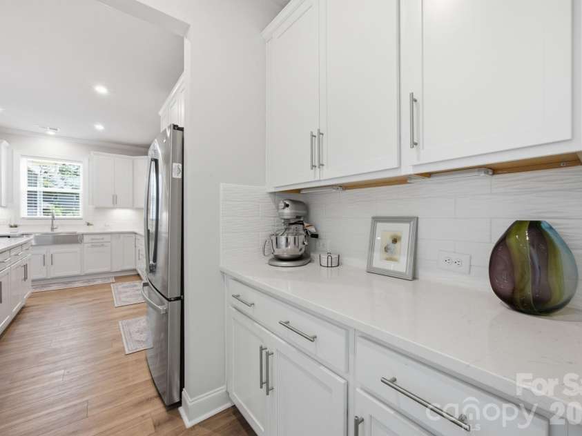 311 Coronado Avenue, Matthews, NC 28104.  MLS# CAR4400272, YatesRealty ID 40201. Butlers Pantry