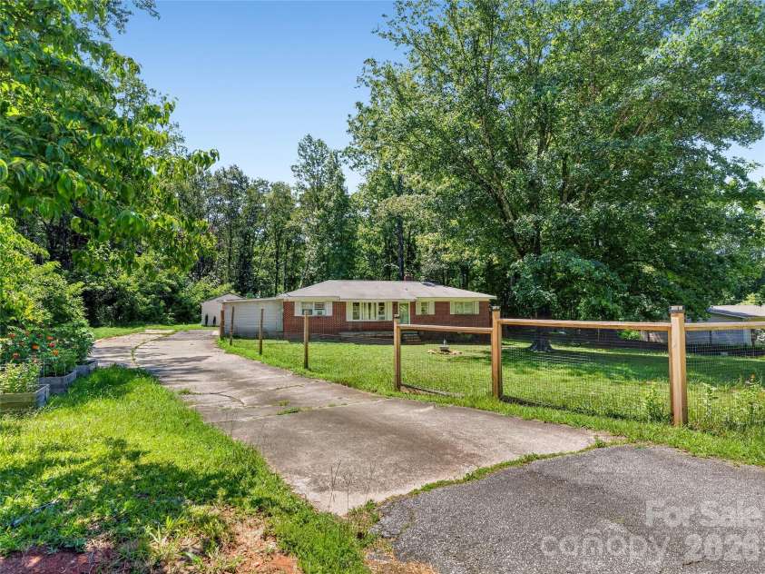 604 Belue Mill Road, Landrum, SC 29356.  MLS# CAR4408809, YatesRealty ID 40209. 
